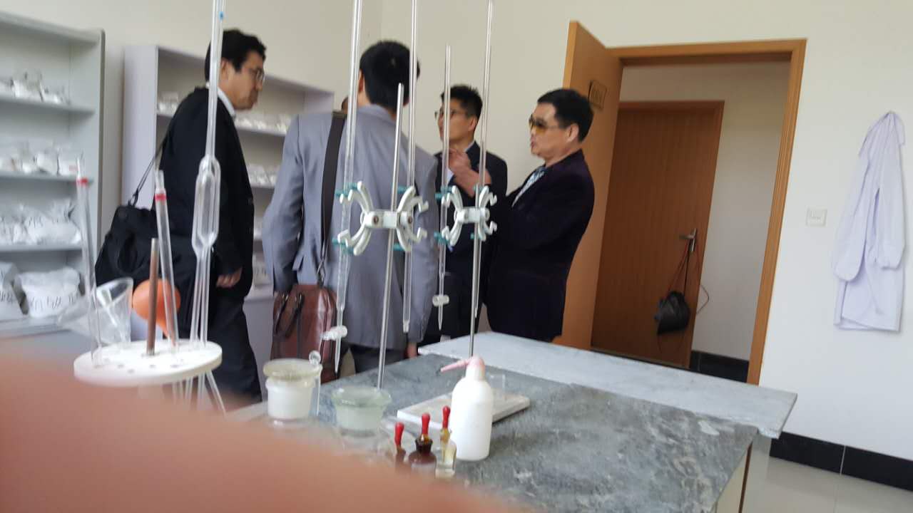 日本客户参观化验室